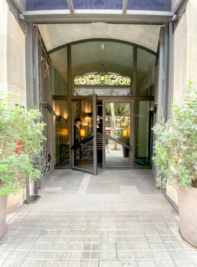 The step-free access to the hotel is through 2 glass doors. There is a doorman.
