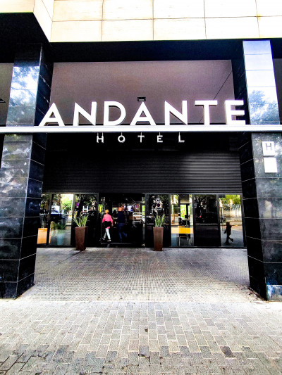 Access to the hotel is from the sidewalk. The area is step free and there are sliding doors leading to the lobby.
