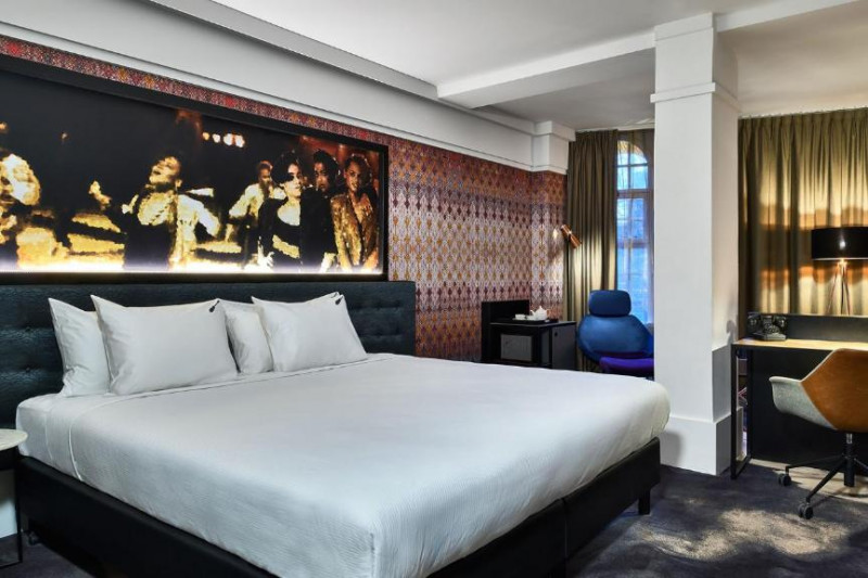 This room has a full-sized bed with nightstands.There are 2 movable chairs, a workstation and tea-and-coffee making facilities.