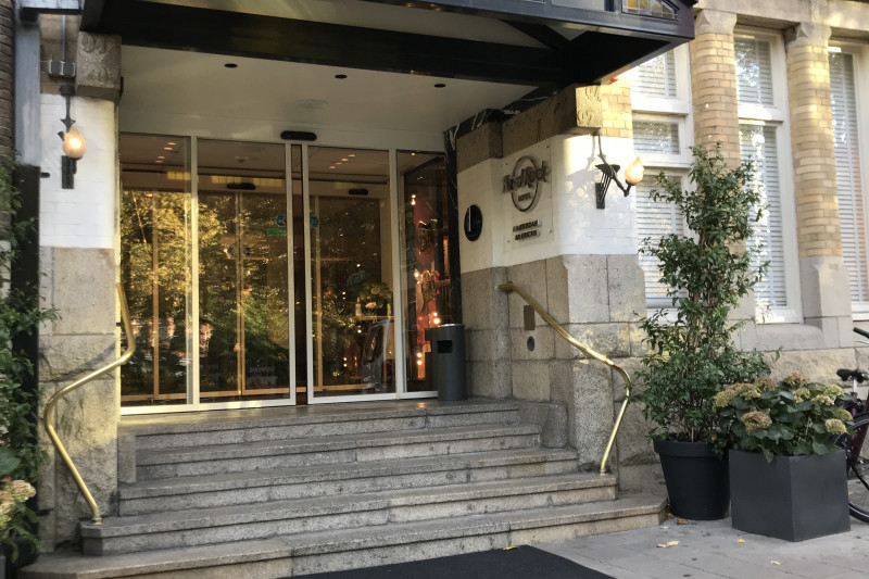 Access to the hotel is through 2 sets of glass sliding doors. There are 6 steps with handrails leading to the entrance.