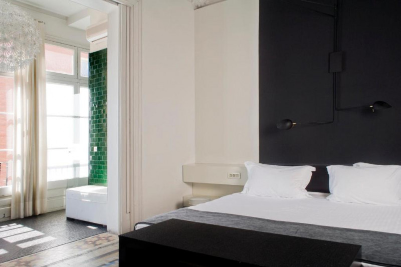 This room has a full-sized bed with nightstands. There are accessible plug sockets above the nightstands.