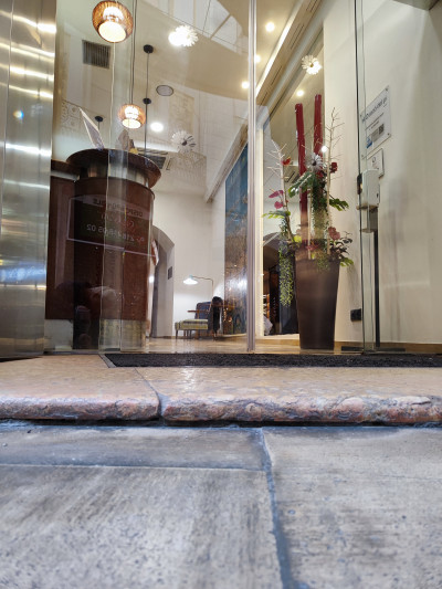 There is a small kerb leading to the hotel entrance.