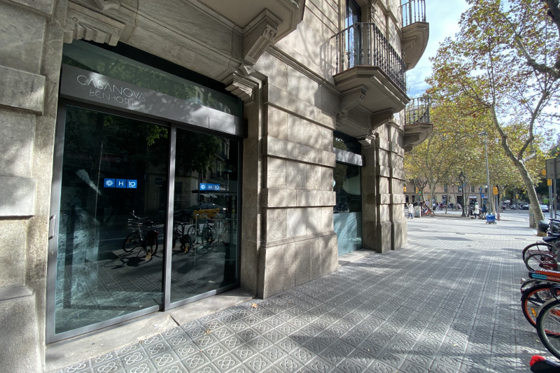 The hotel entrance is from the sidewalk. There are automatic, double sliding doors, leading to the lobby.