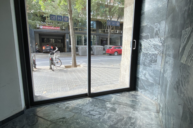 The hotel entrance is spacious and step-free.