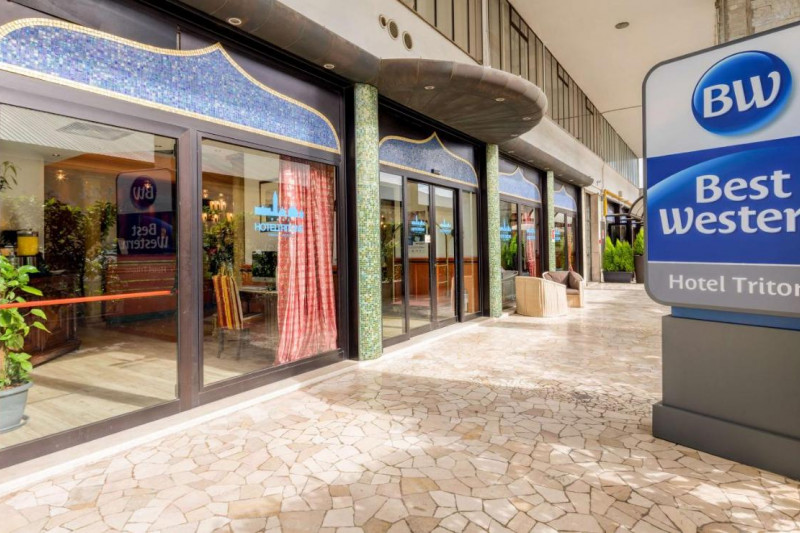 Access to the hotel is through automatic glass doors. The entrance is wide and step-free.