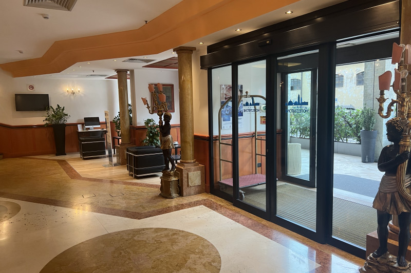 The hotel lobby is spacious and step-free. There are 2 sets of automatic double doors leading from the sidewalk to the lobby.