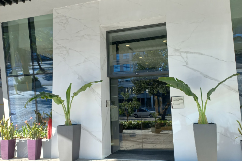 There is a driveway leading to the hotel entrance. Access to the hotel is through automatic glass doors.