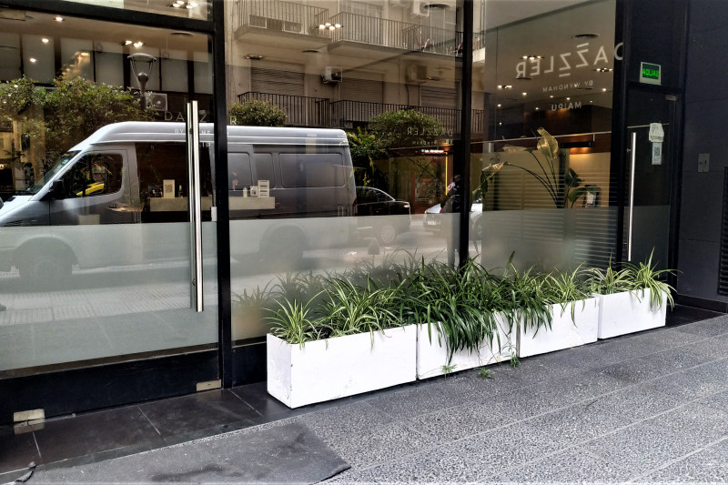 Access to the hotel is through a manual, glass door. The area is step-free.
