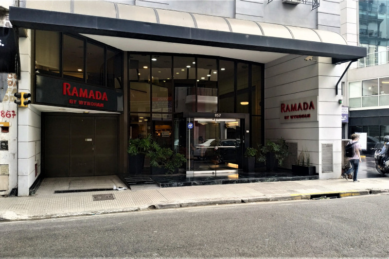 Access to the hotel is from the sidewalk. There is a small ramp leading to the glass doors.