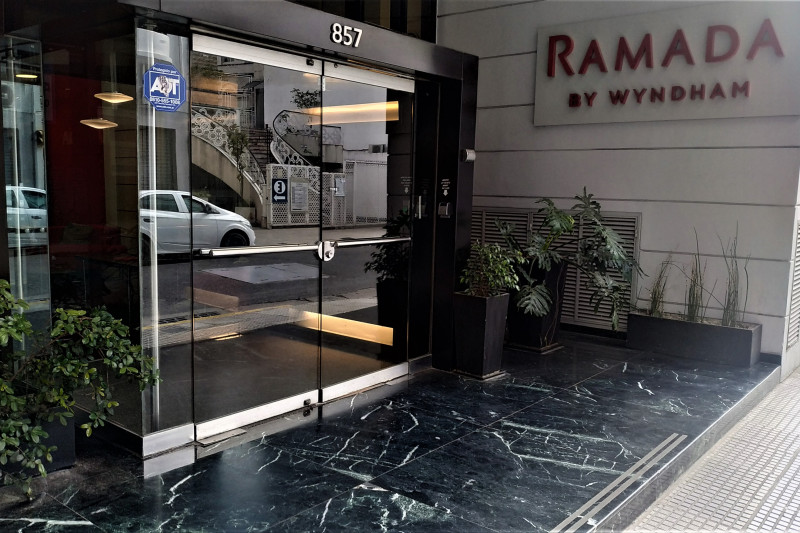 Access to the hotel is through 2 manual glass doors. There is a small curb.