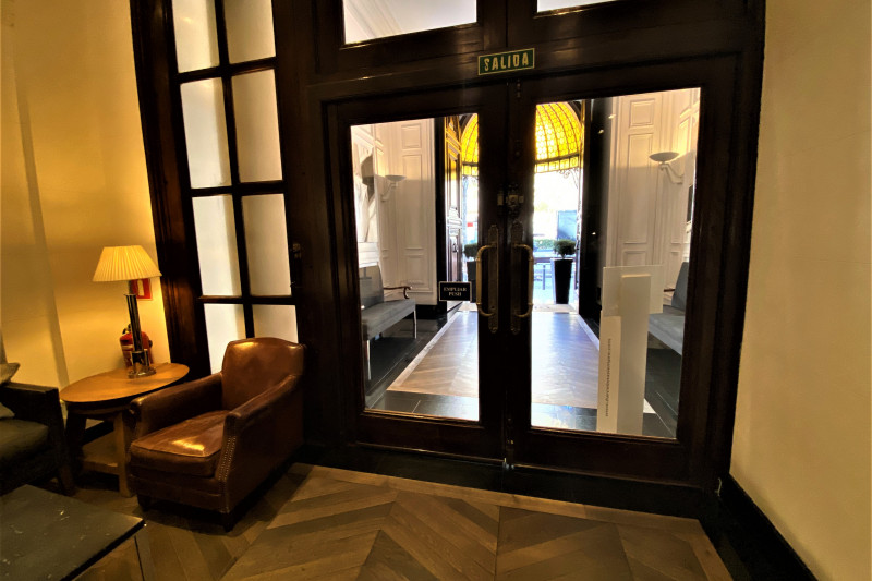 There are large glass doors leading from the step-free hotel entrance to the lobby.
