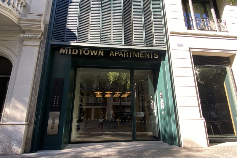 Access to the hotel is from the sidewalk and is step-free. There is an intercom and an automatic glass door.