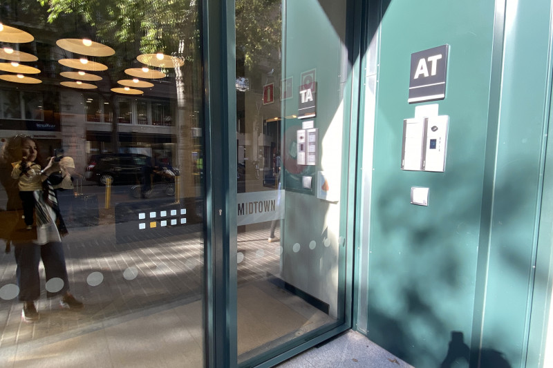 Access to the hotel is from the sidewalk and is step-free. There is an intercom and an automatic glass door.