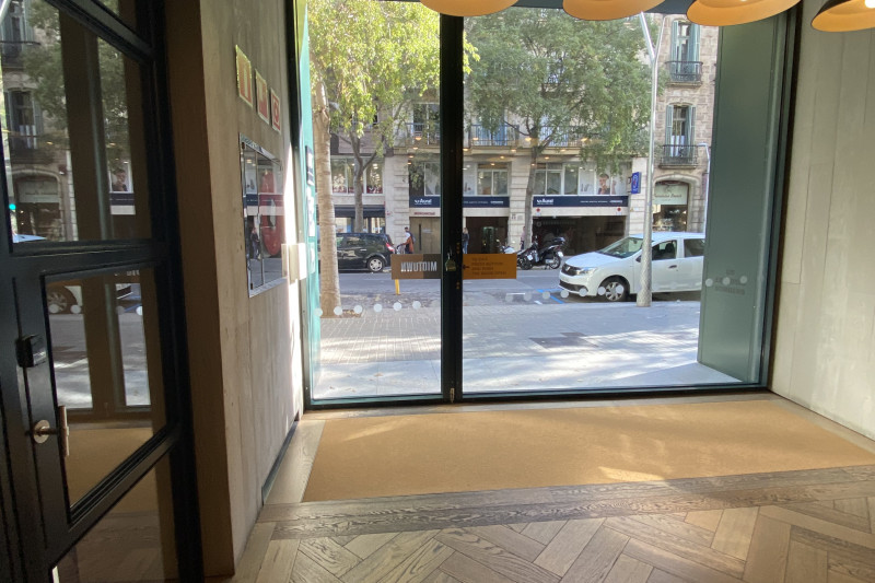 The hotel entrance is spacious and step-free. There is no furniture in the lobby.