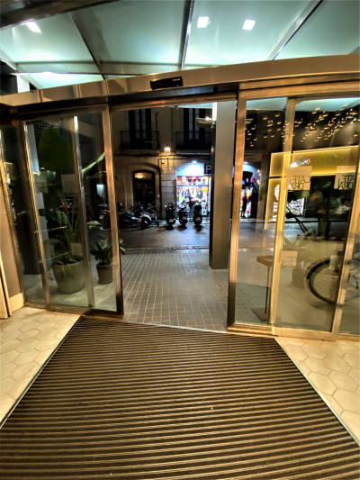 The sliding, glass doors open onto the sidewalk. There is a non-slip doormat at the entrance of the hotel.