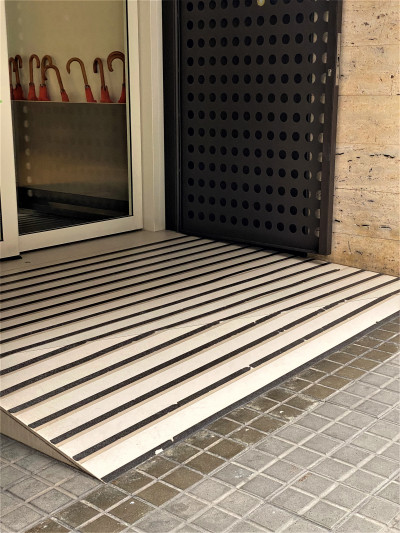 There is a ramp that leads from the sidewalk to the hotel entrance.