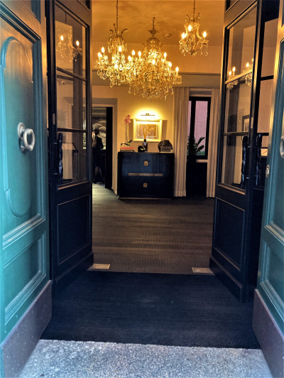 The lobby is through 2 sets of wooden doors. The area is step-free.