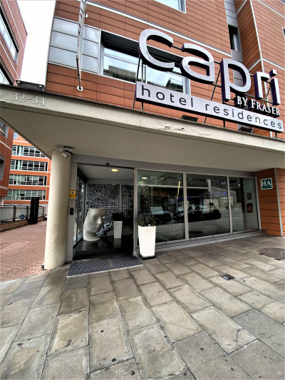 The hotel entrance is from the wide, step-free sidewalk.