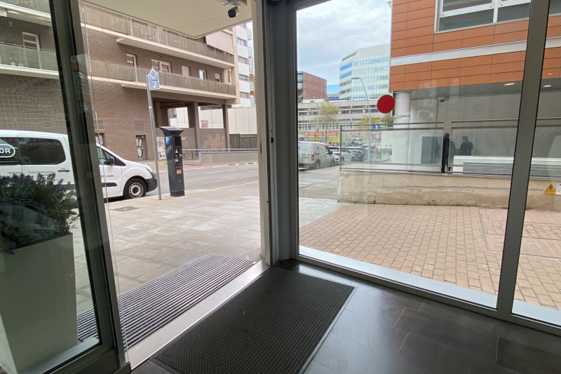 The entrance to the hotel is through a wide, automatic, glass sliding door. The whole area is step-free and access is from the sidewalk.