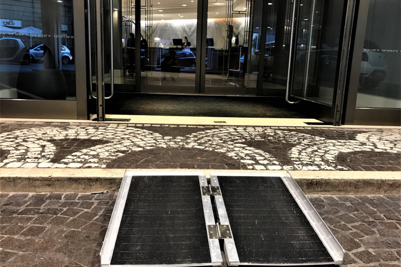 There is a small ramp leading to the hotel entrance. Access is through 2 sets of glass doors.