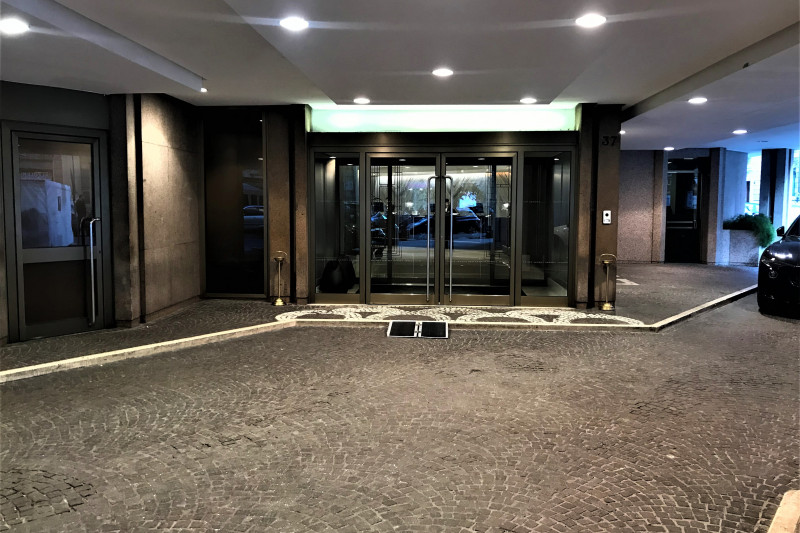 The drop-off area has a small ramp leading to the hotel entrance.