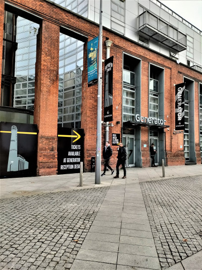 Access to the hotel entrance is from the sidewalk which has no curb. 2 manual glass doors lead to the lobby.