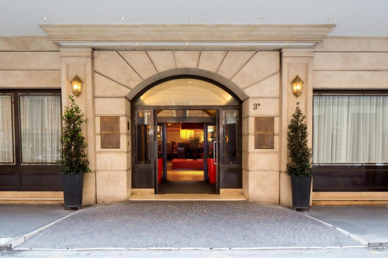 Access to the hotel is from the cobbled sidewalk which has a dropped and slopped curb. There are 2 sets of glass doors.