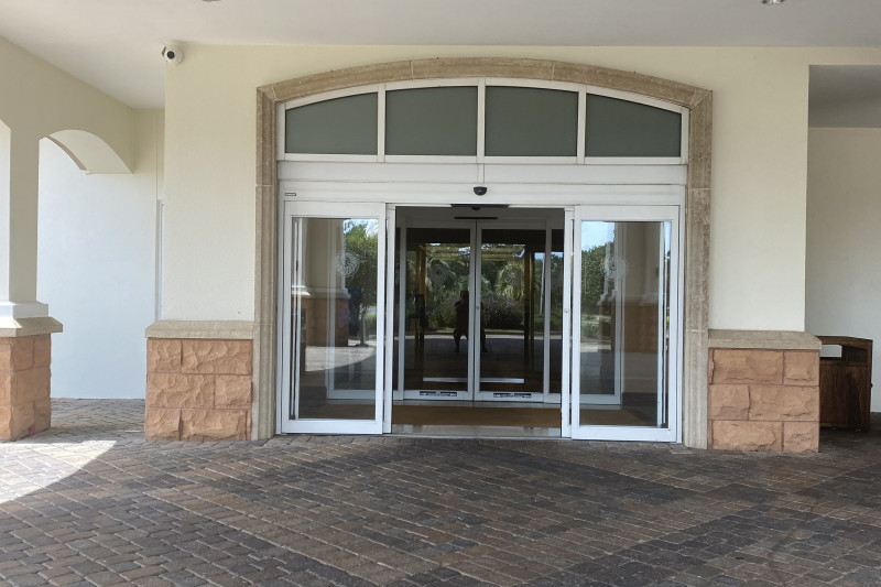 The hotel has a large, cobbled driveway leading to the entrance. There are 2 sets of automatic double doors leading to the lobby.