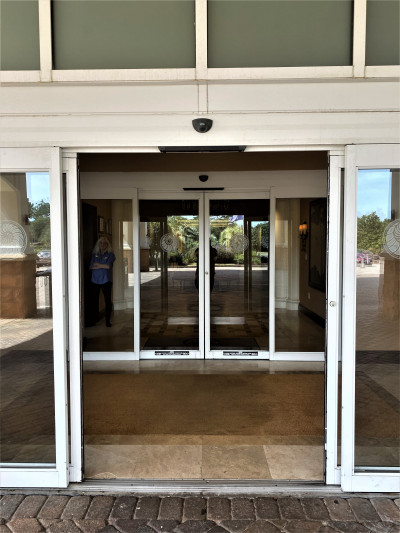 There are 2 sets of automatic, glass doors leading to the hotel lobby. The area is step-free.