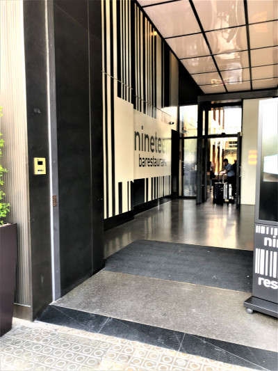 Access to the hotel is from the step-free sidewalk. There is a manual glass door.