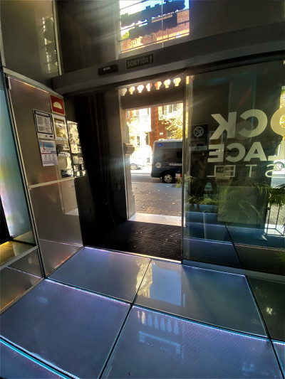Access to the hostel is from the step-free sidewalk. There is a doormat between the 2 sets of doors.