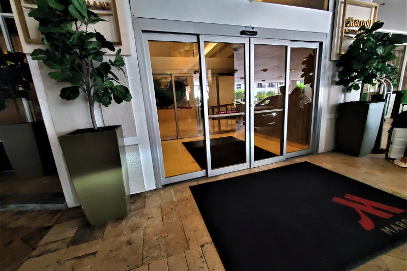 Access to the hotel is through 2 sets of step-free automatic doors.