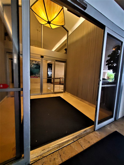 Access to the hotel is through 2 sets of step-free automatic doors. There is a doormat between the doors.