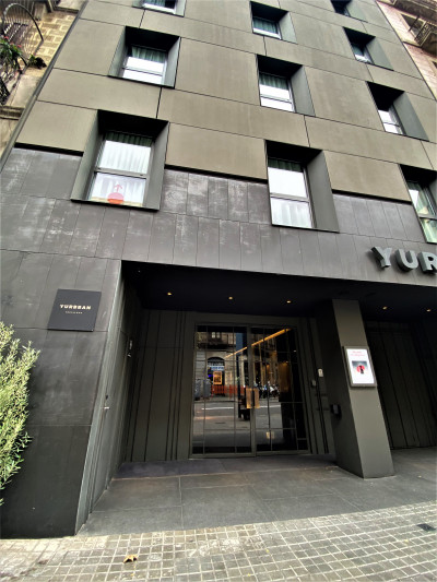 Access to the hotel is from the step-free sidewalk. There are 2 manual, glass doors leading to the lobby.