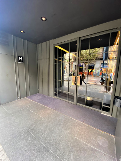 Access to the hotel is from the step-free sidewalk. There are 2 manual, glass doors leading to the lobby.