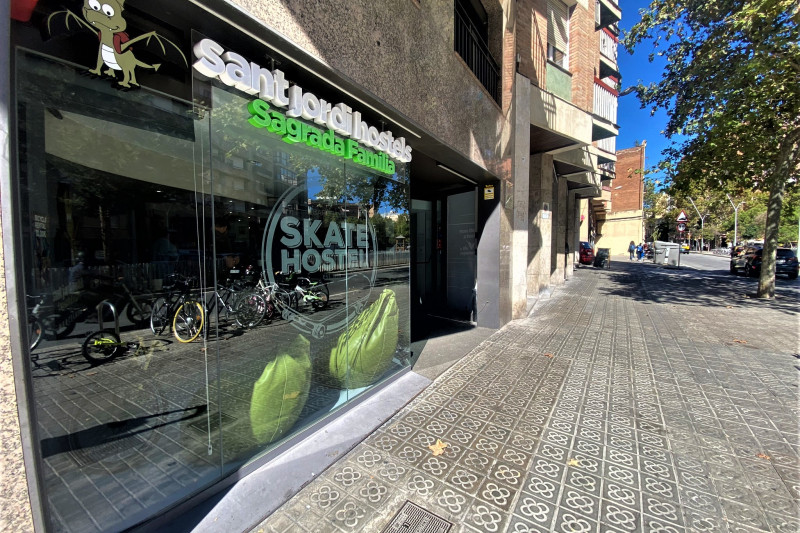 Access to the hotel is from the spacious, step-free sidewalk.