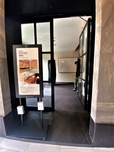 Access to the hotel is from the sidewalk. There is a small step leading to the hotel lobby.