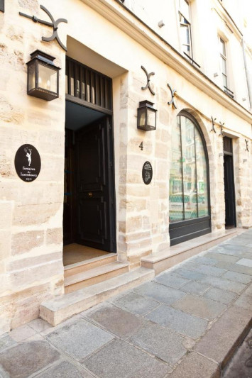 Access to the hotel is from the sidewalk. There are 3 small steps leading into the hotel.