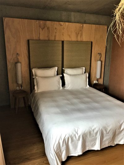 The room has 1 full-sized bed with nightstands and reading lamps.