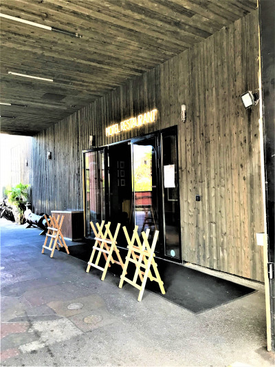 Access to the hotel is from a drive through area. There is a manual, glass door.