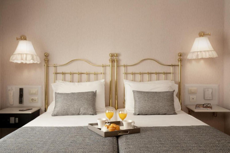 This room has twin beds with nightstands. There are accessible plug sockets and light switches.