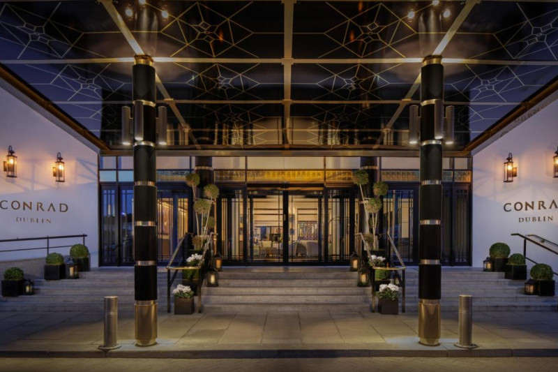 Access to the hotel is from the sidewalk. There are 6 steps with handrails leading up to the automatic doors.