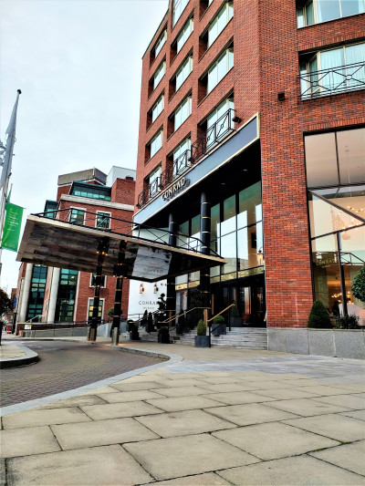 Access to the hotel is from the driveway. There are 6 steps with handrails leading up to the automatic doors.