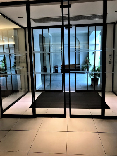 There is step-free access to the hotel through two sets of automatic glass doors. There is an anti-slip doormat between the doors.