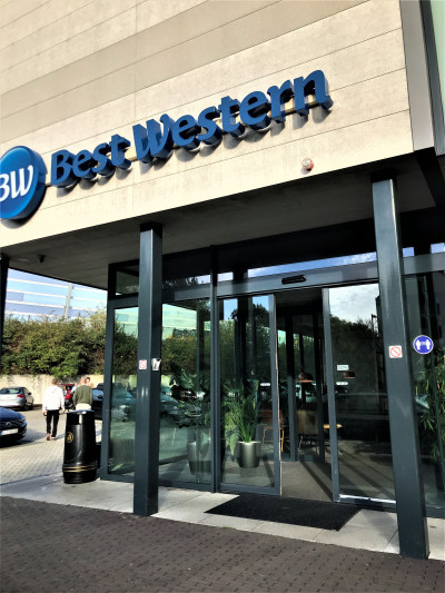 There is step-free access to the hotel from the parking lot through 2 sets of automatic glass doors. There is a doormat in front of the outer doors.