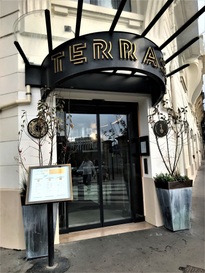 Access to the hotel is though a set of glass doors from the sidewalk.
