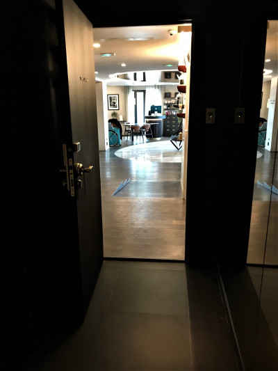 The room has a small sill leading to a spacious area. There is a ramp leading to the lobby.