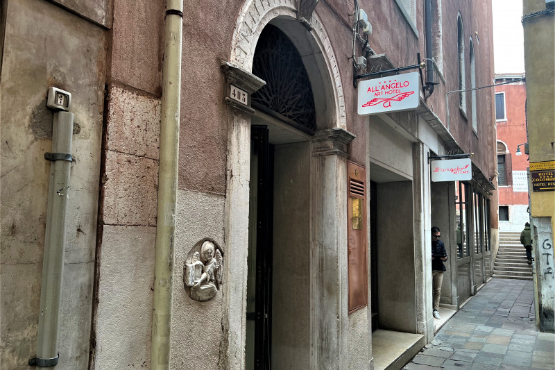 Access to the hotel is from the sidewalk. There are 2 entrances. One with a small ramp, the other with a step.