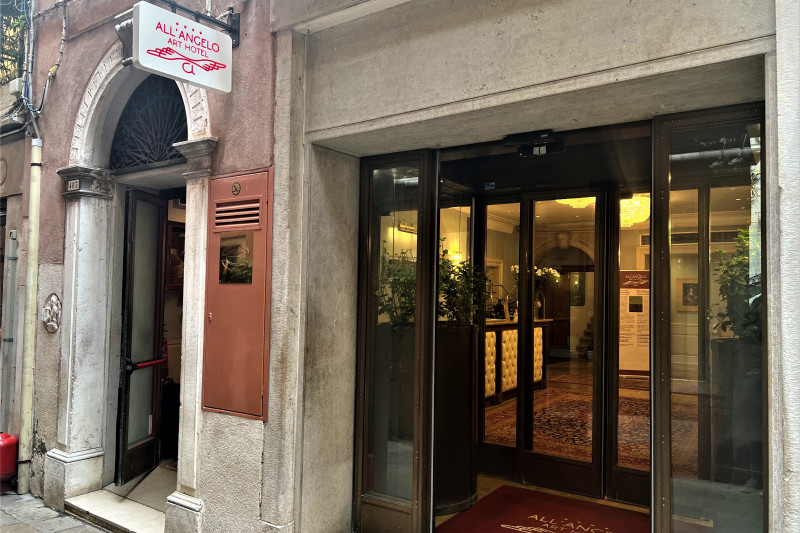Access to the hotel is from the sidewalk. There are 2 sets of automatic doors leading to the lobby.