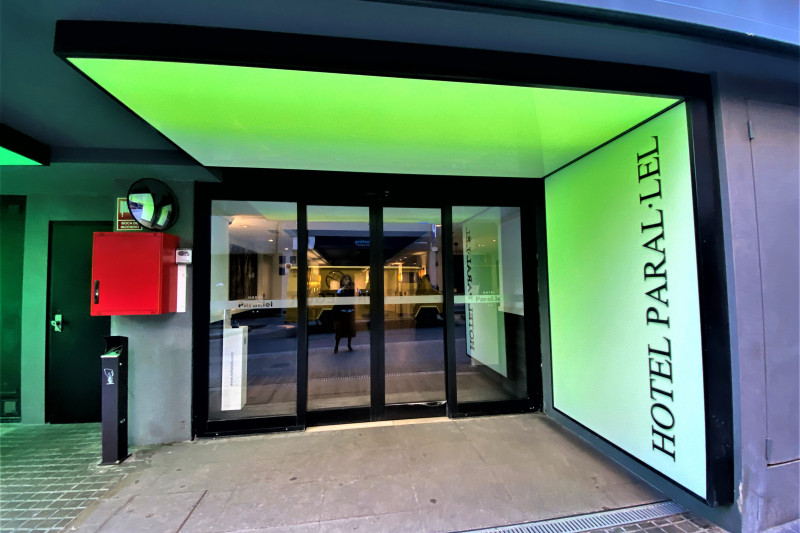 Access to the hotel is from the sidewalk through automatic doors.